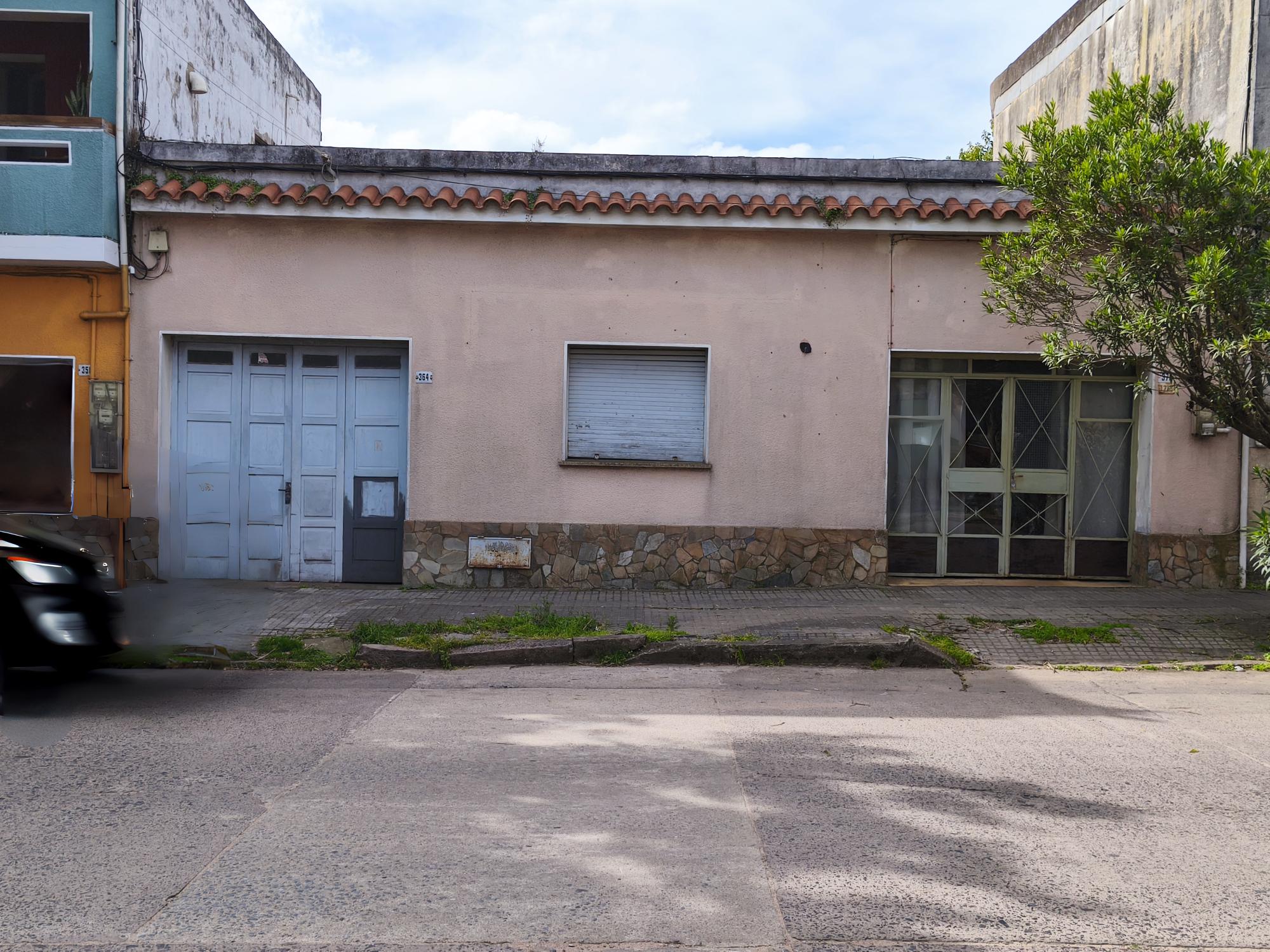Treinta y Tres. Se venden dos casas en un mismo padrón.
