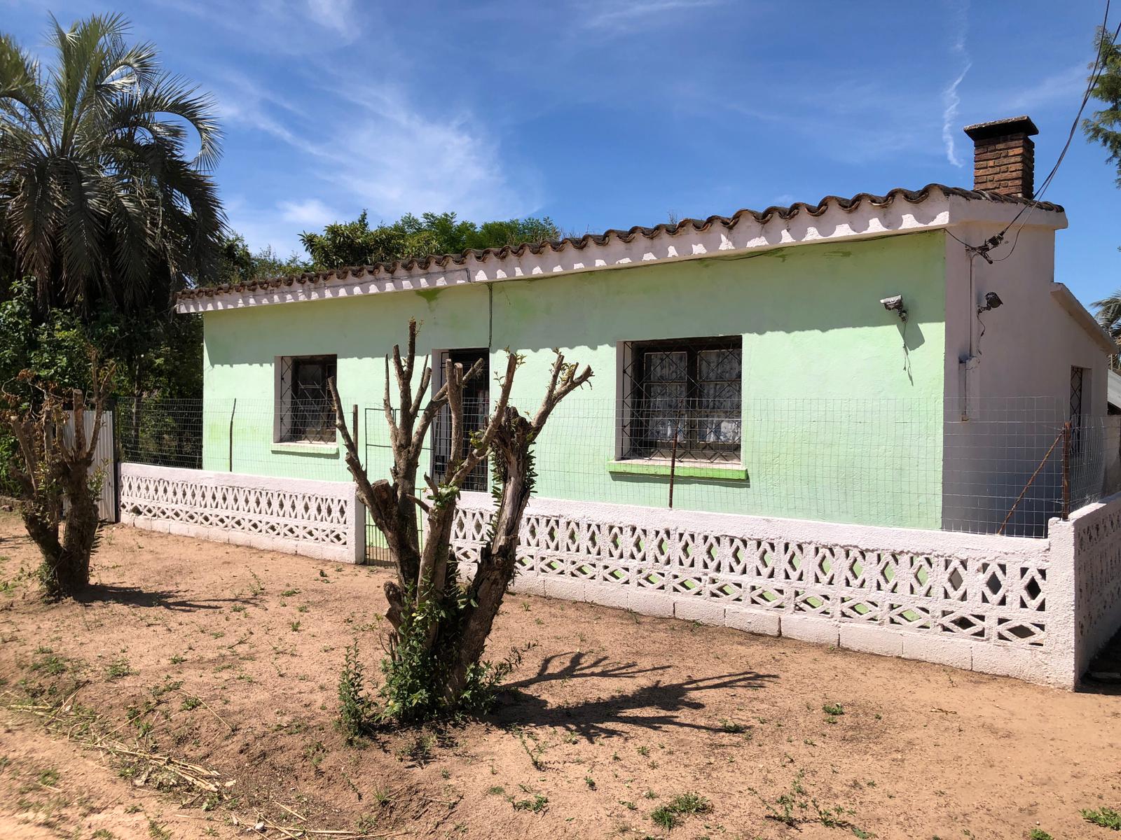 Treinta y Tres. Vendo casa esquinera con 2 o 3 dormitorios, planchada y con gran terreno